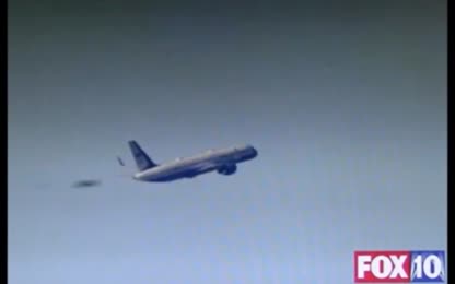Aliens Give Escort To US President Donald Trumps Plane In Washington DC [SD, 854x480p]