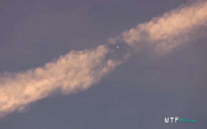 Amazing UFO Destroys Chemtrail, Alien Technology UFOs protecting Earth