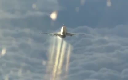 ChemTrail Sprayer - 100% proof - filmed up close by AF pilots 